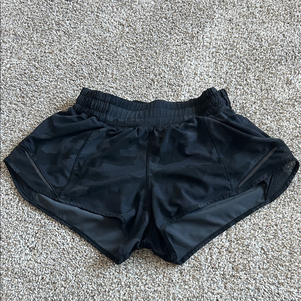 Black camo lululemon size 4 2.5” low rise hotty hot shorts
